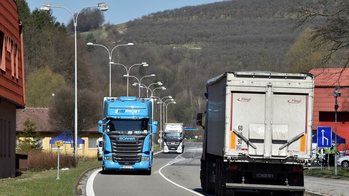 Stát se prý chystá snížit spotřební daň za naftu. Zvýhodní ji oproti alternativním palivům. 