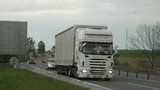 Zákaz jízdy kamionů v levém pruhu? Poslanci blokují zrychlené projednávání