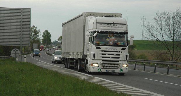 Zákaz jízdy kamionů v levém pruhu? Poslanci blokují zrychlené projednávání