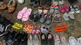 Vzpomínková akce na oběti z bývalé katolické internátní školy pro domorodé děti v kanadském městě Kamloops. Našli tam ostatky 215 školáků
