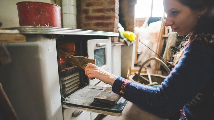 Kamna na dřevo či dřevěné brikety, která v minulých letech sloužila v rodinných domech jako designový prvek interiéru, se v poslední době vracejí k původnímu účelu, tedy pravidelnému topení.