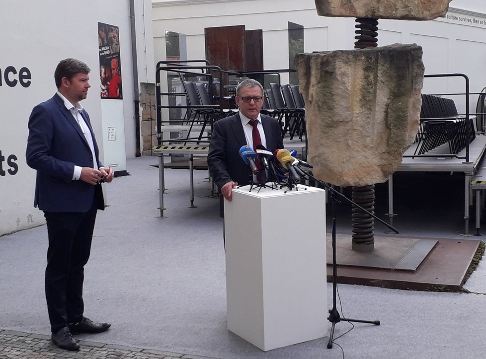  Museum Kampa navštívil ministr kultury Lubomír Zaorálek, sešel se tu s Jiřím Pospíšilem a slíbil finanční podporu. 