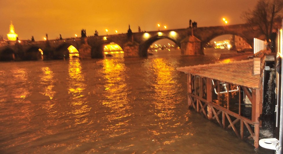Praha se na vzrůstající hladinu Vltavy připravuje už od čtvrtka
