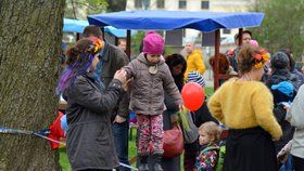 Festival Kampa střed světa přilákal stovky Pražanů. Deštivé počasí je neodradilo.