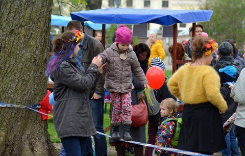 Koncerty, divadlo i komentované procházky během jediného dne: Jarní Kampa láká na rodinný festival