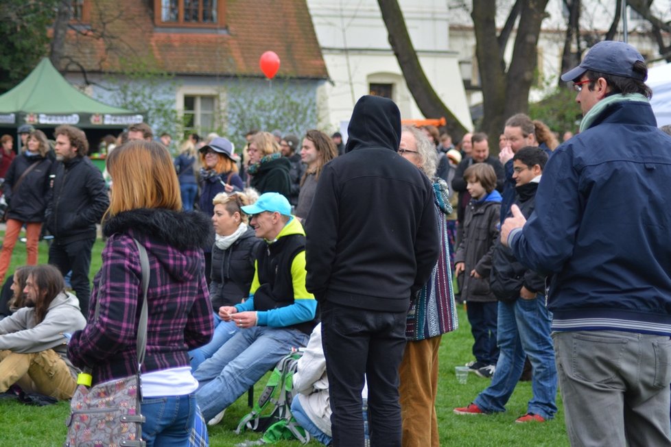 Festival Kampa střed světa přilákal stovky Pražanů. Deštivé počasí je neodradilo.