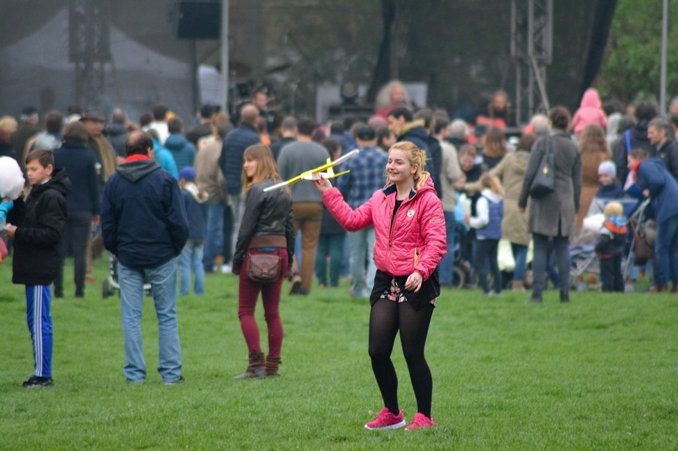 Festival Kampa střed světa přilákal stovky Pražanů. Deštivé počasí je neodradilo.