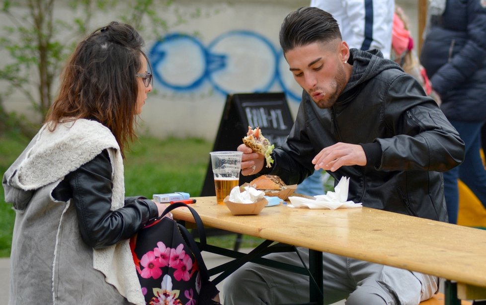 Festival Kampa střed světa přilákal stovky Pražanů. Deštivé počasí je neodradilo.