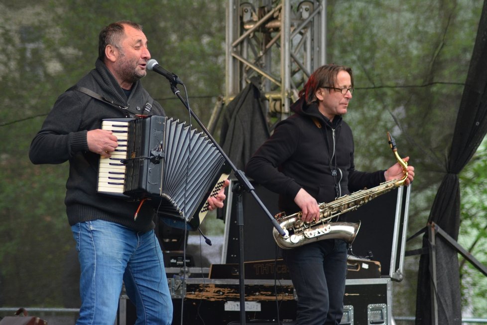 Festival Kampa střed světa přilákal stovky Pražanů. Deštivé počasí je neodradilo.