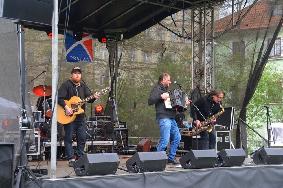 Festival Kampa střed světa přilákal stovky Pražanů. Deštivé počasí je neodradilo.