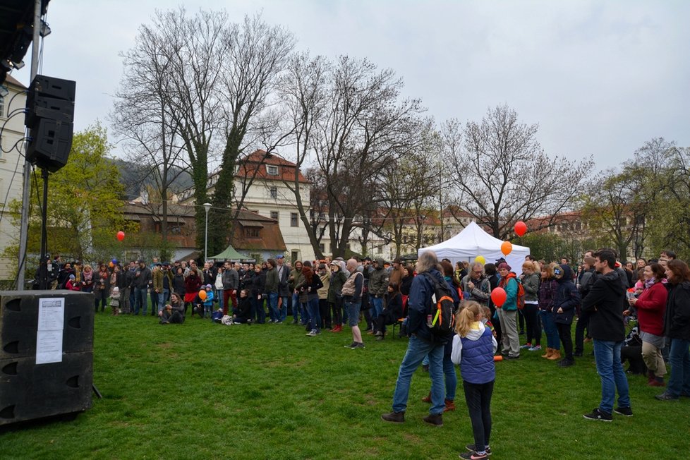 Festival Kampa střed světa přilákal stovky Pražanů. Deštivé počasí je neodradilo.