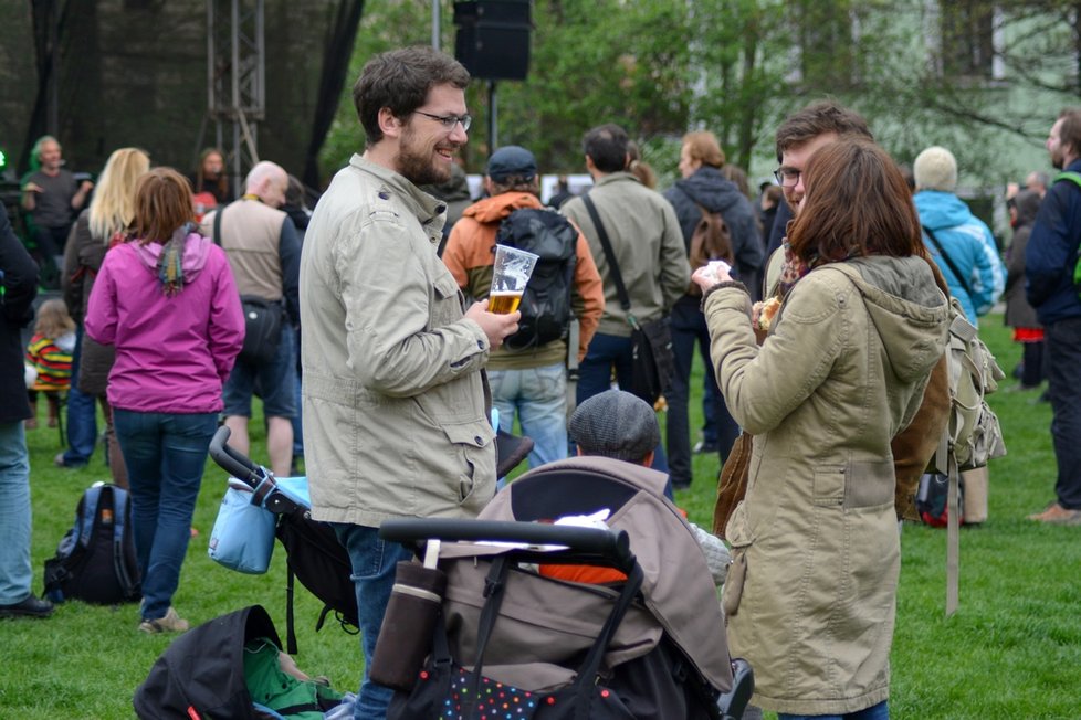 Festival Kampa střed světa přilákal stovky Pražanů. Deštivé počasí je neodradilo.