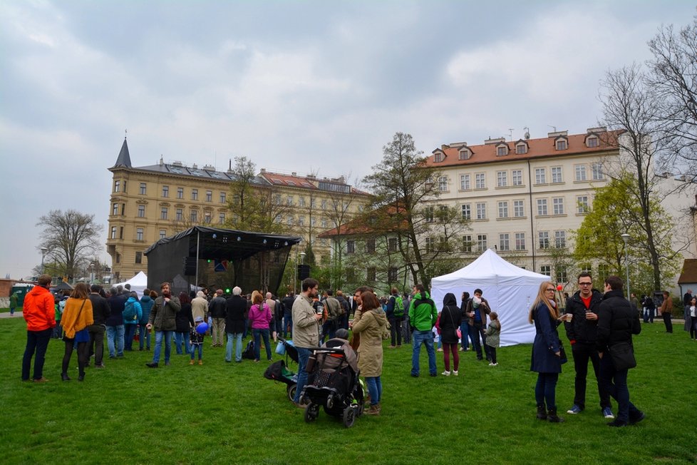 Festival Kampa střed světa přilákal stovky Pražanů. Deštivé počasí je neodradilo.