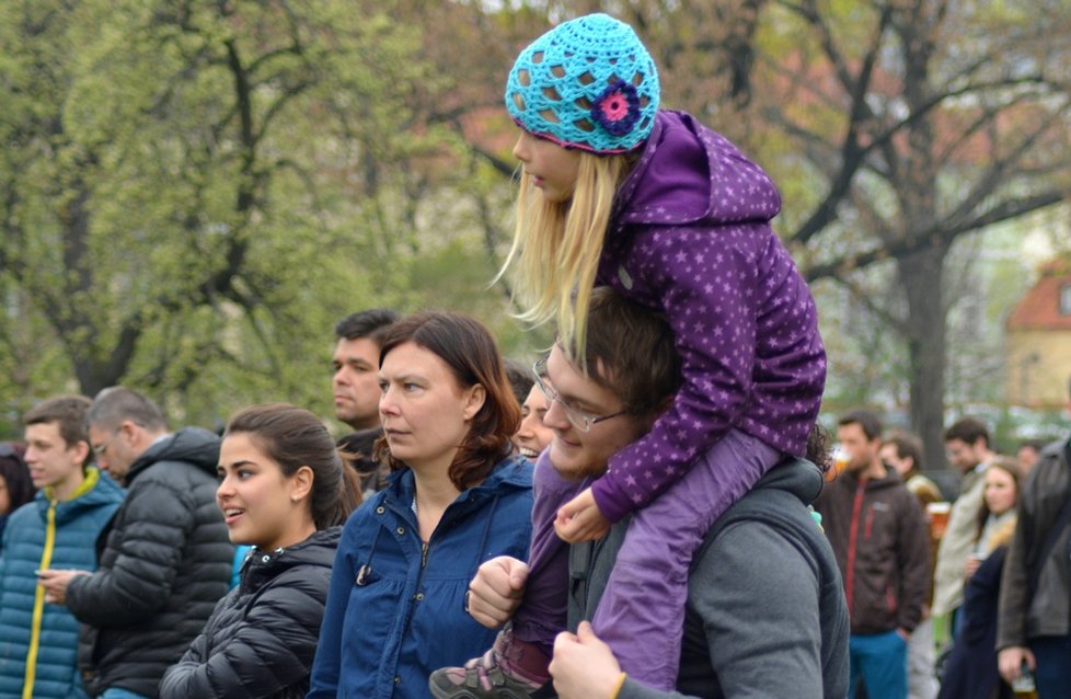 Festival Kampa střed světa přilákal stovky Pražanů. Deštivé počasí je neodradilo.