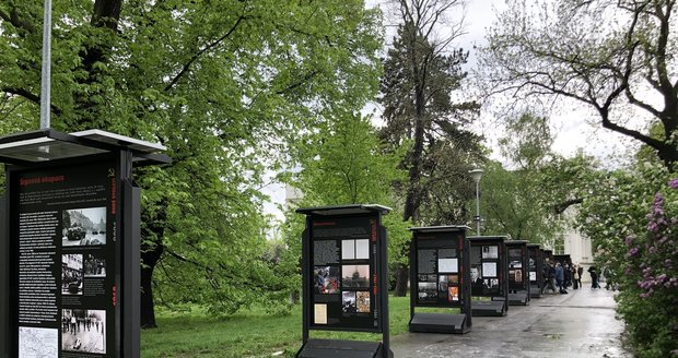 Na Kampě je k vidění výstava, která mapuje 100letý vývoj komunistické strany