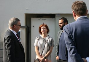 Museum Kampa navštívil ministr kultury Lubomír Zaorálek, sešel se tu s Jiřím Pospíšilem a ředitelem muzeu Janem Smetanou.