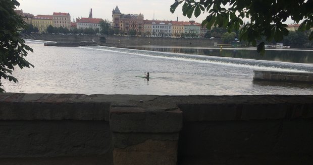 Zídka na Kampě při pobřeží Vltavy dlouhodobě chátrá.