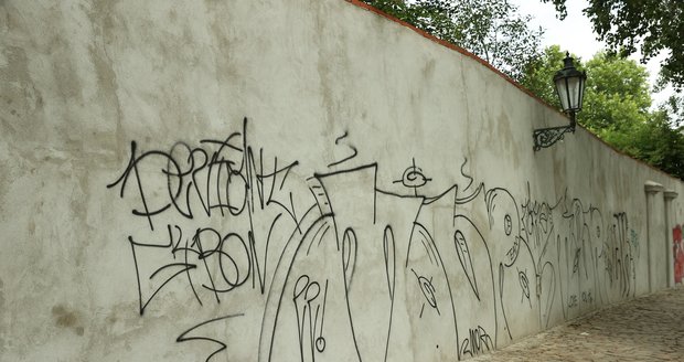 Dvojice sprejerů počmárala zeď v parku na Kampě. (14. červenec 2022)