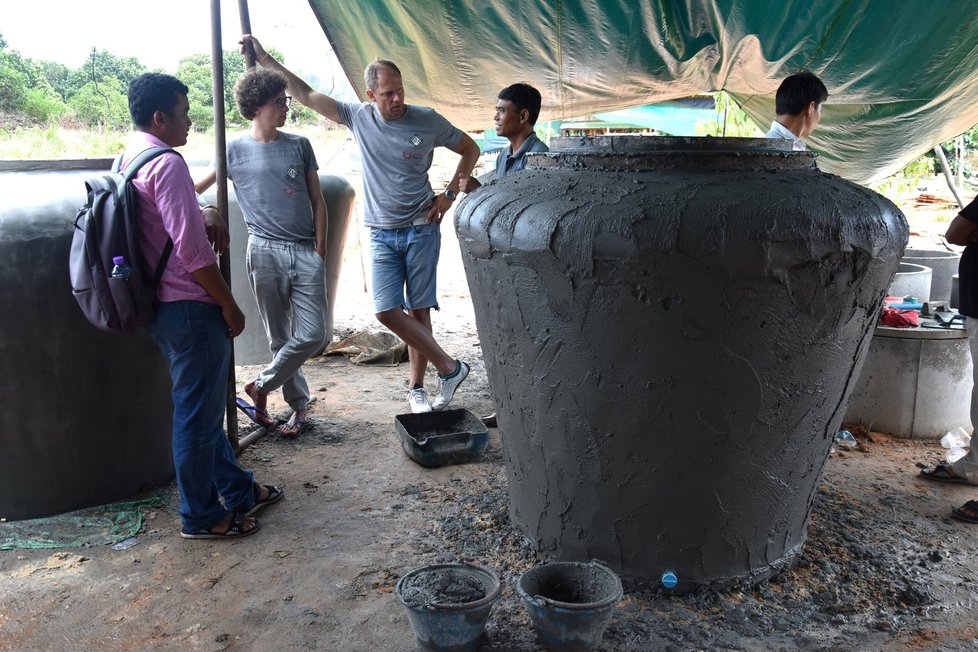 Zedníci v Kambodži vyrábějí nádrže na sběr vody.