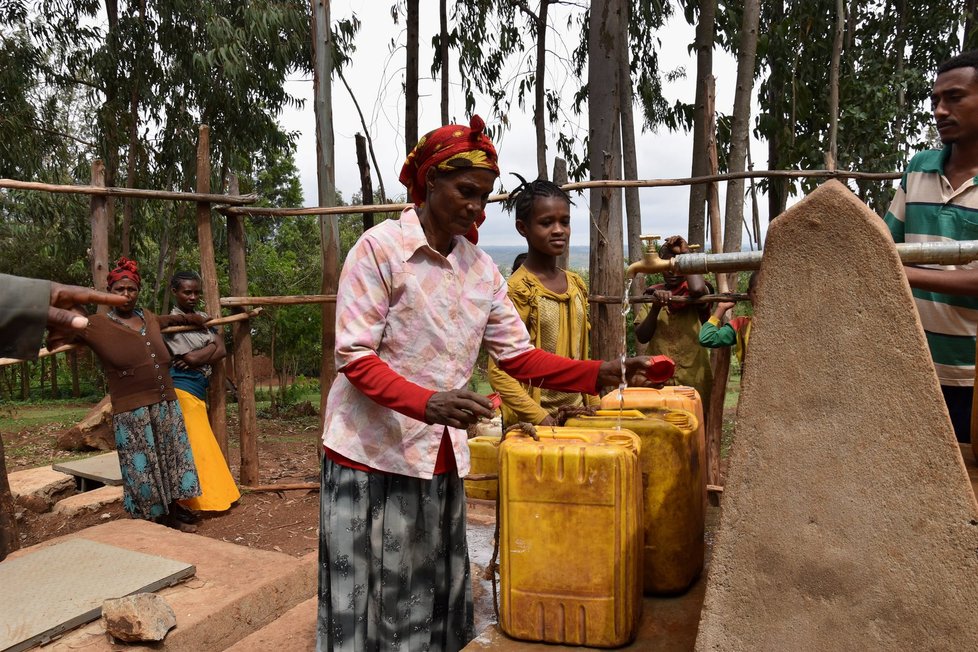 Paní Turunge z Etiopie má díky české pomoci přístup k pitné vodě.