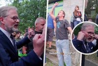 „Jidáši, zrůdo!“ Fiala pod sprchou nadávek: Co získá skrze střety s kritiky na ulici?