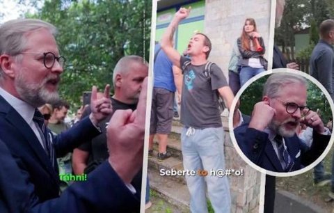 „Jidáši, zrůdo!“ Fiala pod sprchou nadávek: Co získá skrze střety s kritiky na ulici?