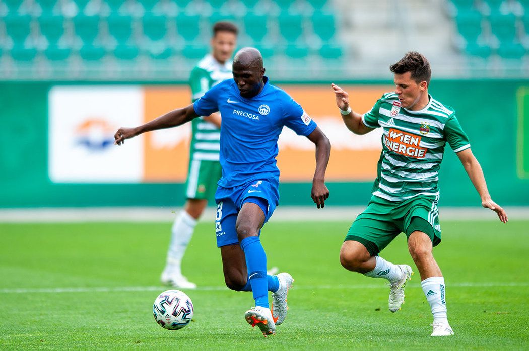 Kamso Mara v utkání proti vídeňskému Rapidu, který Slovan prohrál 0:3