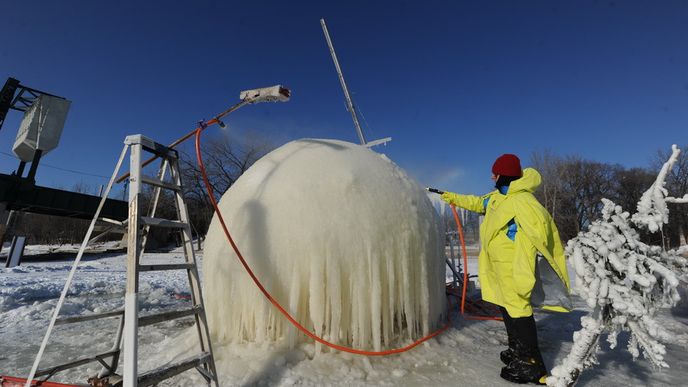 České studio Mjölk předvedlo na soutěži v kanadském Winnipegu svůj stroj Polar Hen (Polární slepice) na výrobu iglú