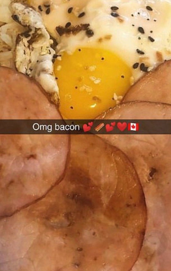 Saúdka (18), která si užívá azylu v Kanadě, se pochlubila, že už ochutnala slaninu. Výrobky z vepřového islám zakazuje.