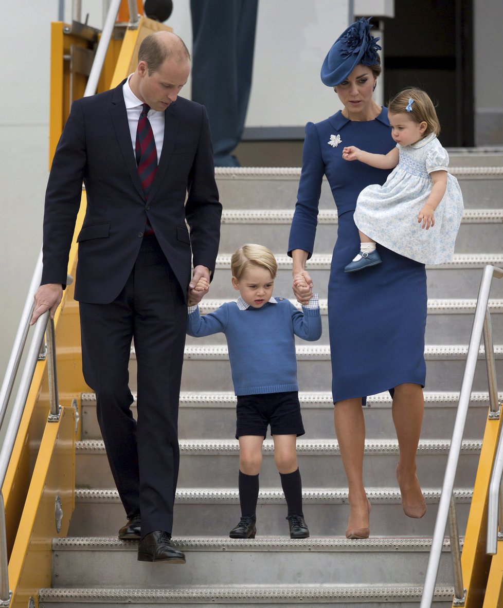 Princ William s manželkou a dětmi po příletu na návštěvu Kanady