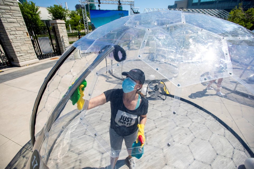 Koronavirus v Kanadě: Po každém cvičení v tzv. Bubble józe je zapotřebí plastovou kouli řádně dezinfikovat (22.6.2020)
