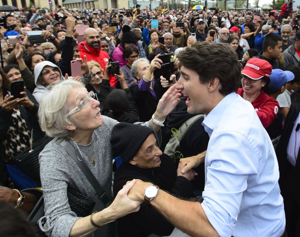 Na kanadského premiéra Justina Trudeaua se zálibně dívají mladé i starší ženy.