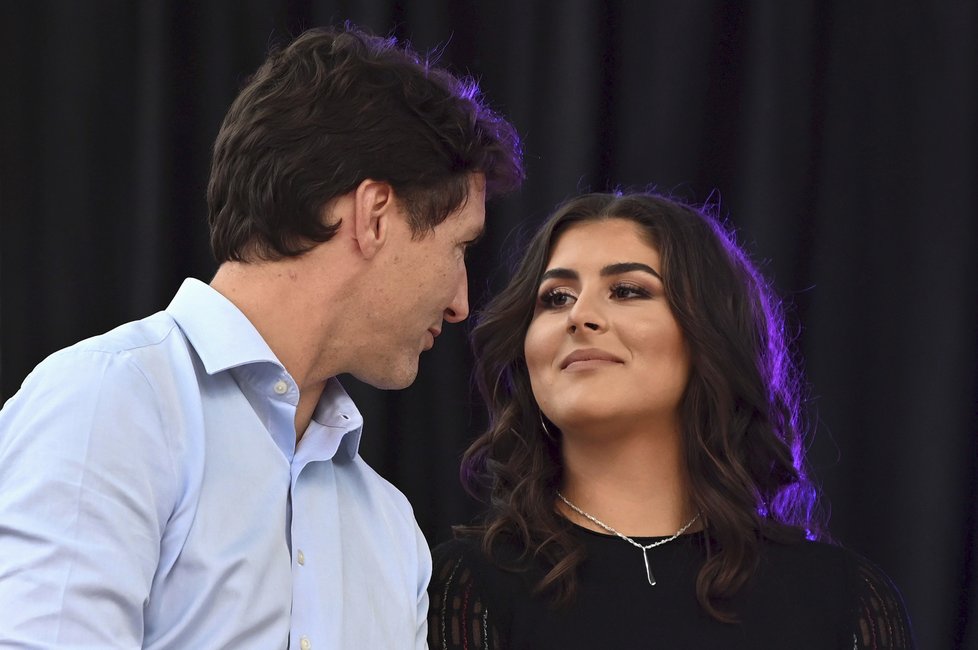 Na kanadského premiéra Justina Trudeaua se zálibně dívají mladé i starší ženy.