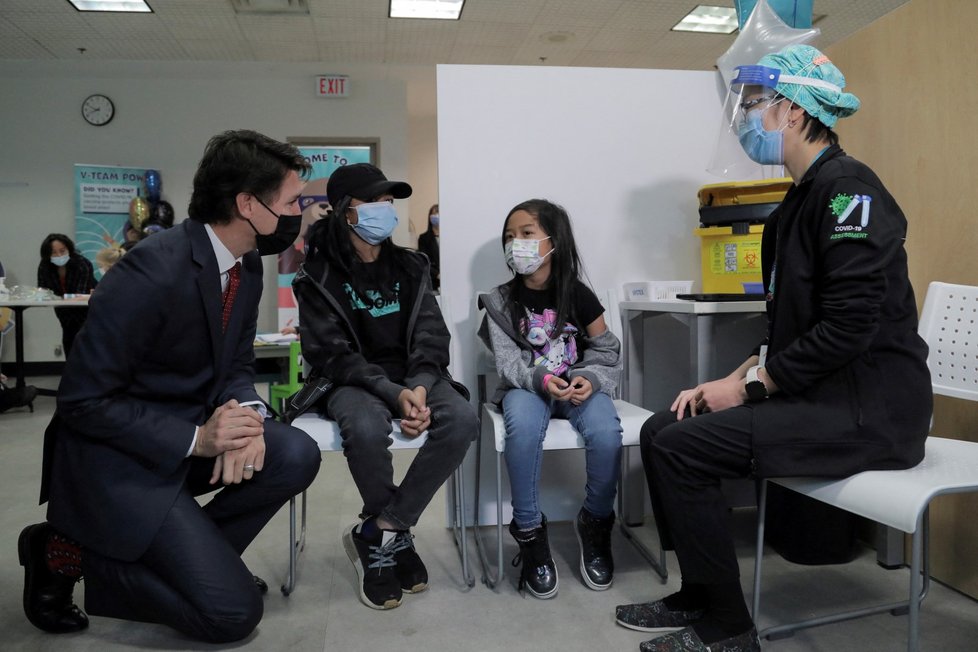 Koronavirus v Kanadě: Kanadský premiér Justin Trudeau přijel za dětmi do očkovacího centra.