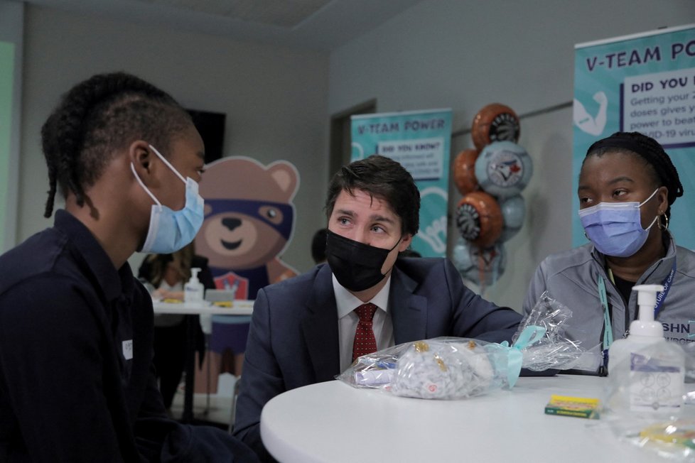 Koronavirus v Kanadě: Kanadský premiér Justin Trudeau přijel za dětmi do očkovacího centra