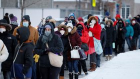 Koronavirus v Kanadě: Lidé čekající ve frontě na antigenní soupravu testů (21.12.2021)