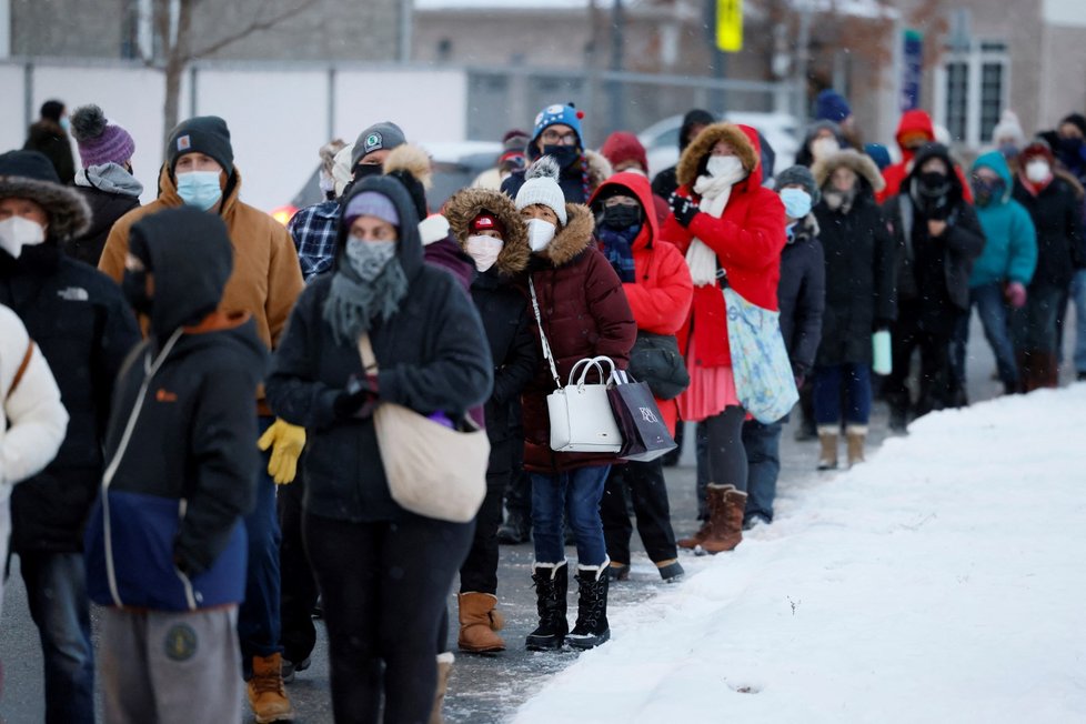 Koronavirus v Kanadě: Lidé čekající ve frontě na antigenní soupravu testů (21.12.2021)