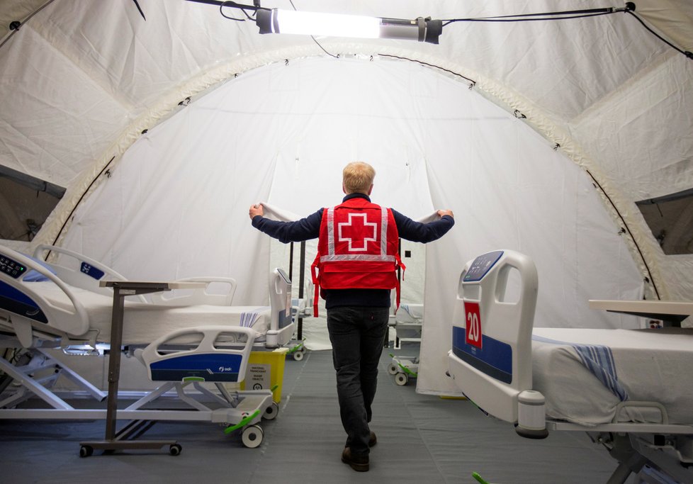 Kanadský boj s koronavirem: Polní nemocnice vystavěná na hokejovém stadionu v Montrealu