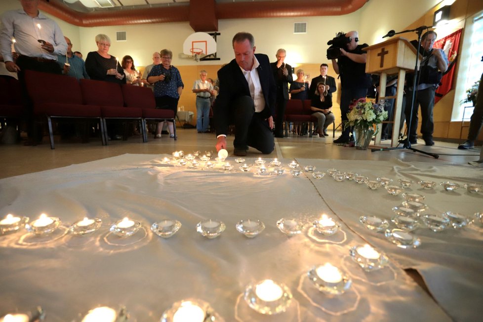 Lidé zapalují svíčky za oběti páteční střelby v Kanadě.