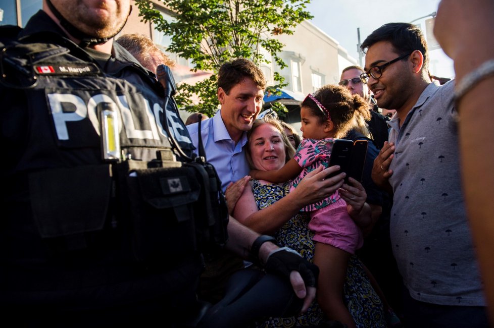 Ze čtyřnásobné vraždy dnes kanadská policie obvinila muže, který je podezřelý, že v pátek ve městě Fredericton na východě Kanady zastřelil čtyři lidi, mezi nimi dva policisty.