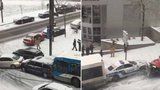 Klouzaly se autobusy, policisté i rolby: Kanadské silničáře zaskočil sníh