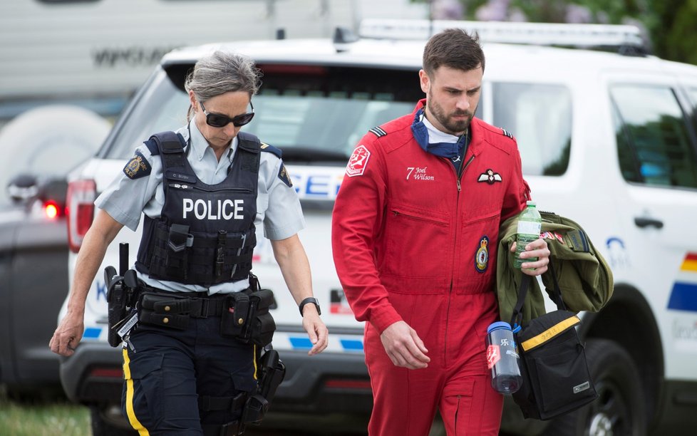 Na západě Kanady havaroval letoun akrobatické skupiny kanadského letectva, dopadl do blízkosti obytného domu. Zemřela pilotka, druhý člen posádky vyvázl s vážným zraněním. Jednotka Snowbirds se snaží povzbudit obyvatele Kanady v době pandemie koronaviru (17. 5. 2020)