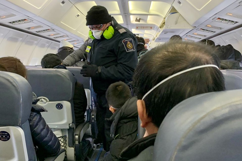 Do Kanady dorazilo letadlo cestujících z ohniska nákazy