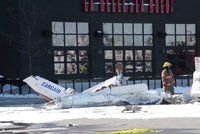 Dvě letadla se srazila nad obchodním centrem. Pilot zemřel, druhý bojuje o život
