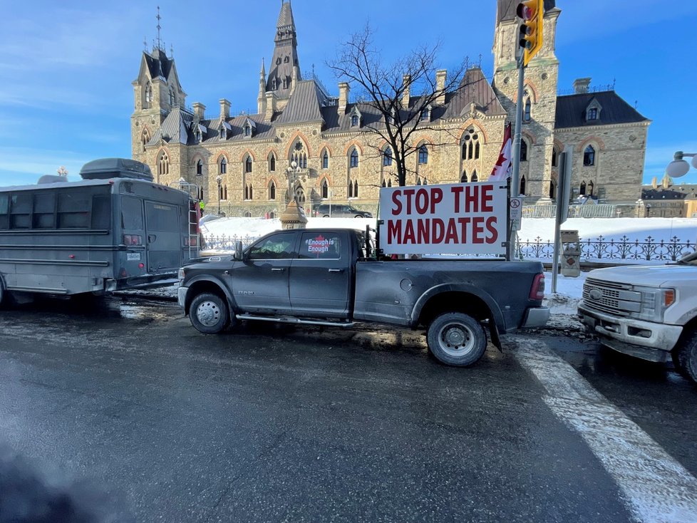 Konvoj proti vládním opatřením dorazil do Ottawy.