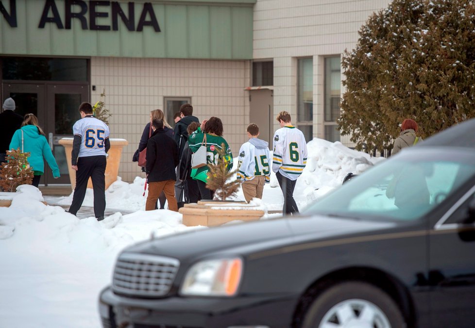 V Kanadě se stovky lidí loučily s první obětí nehody juniorských hokejistů