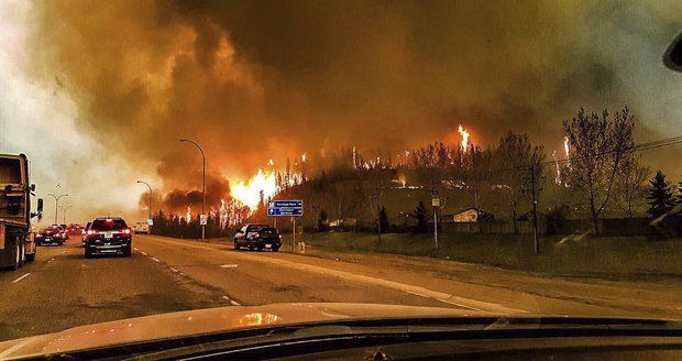 Superpožár v Kanadě pomáhá hasit počasí. Plameny krotí déšť a ochlazení