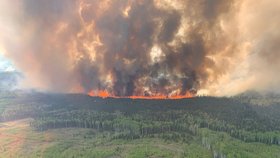 Ničivé inferno v Kanadě: Oheň i zabíjel. A ničí tisíce kilometrů čtverečních půdy