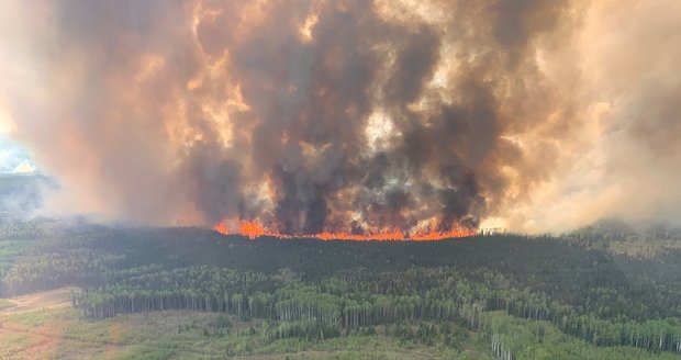 Ničivé inferno v Kanadě: Oheň i zabíjel. A ničí tisíce kilometrů čtverečních půdy
