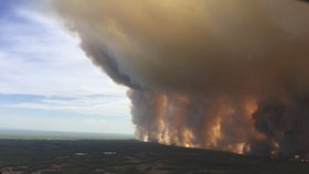 Kanadský stát Alberta sužují od května rozsáhlé požáry lesů. Může za to sucho.